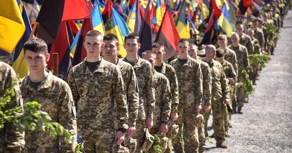 Các học viên quân sự Ukraine tại nghĩa trang Lychakiv ở Lviv (Ukraine) ngày 28.4.2024.